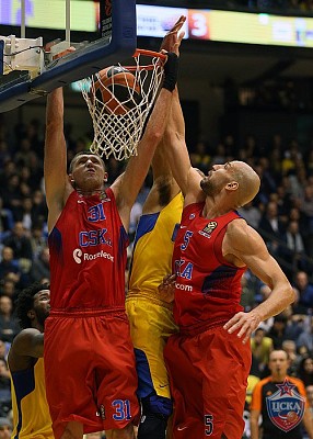 Виктор Хряпа и Джеймс Огастин (фото: М. Сербин, cskabasket.com)