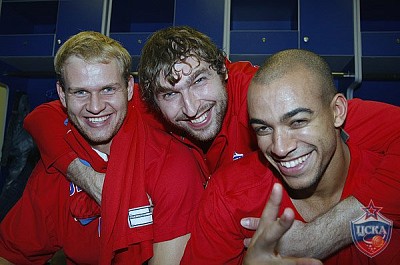 Антон Понкрашов, Дмитрий Соколов и Виктор Кейру (фото М. Сербин, cskabasket.com)