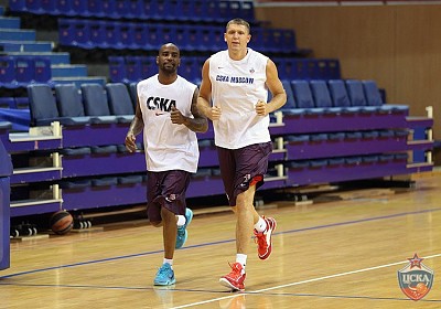Аарон Джексон и Виктор Хряпа (фото: М. Сербин, cskabasket.com)