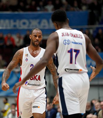 Ливио Жан-Шарль и Амат М'Бай (фото: М. Сербин, cskabasket.com)