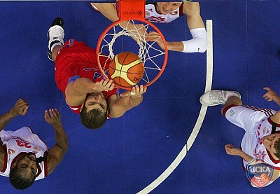 Дмитрий Соколов забивает сверху (фото Ю. Кузьмин, cskabasket.com)