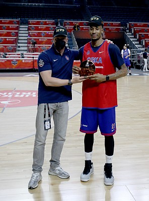 Андрей Ватутин и Уилл Клайберн (фото: М. Сербин, cskabasket.com)