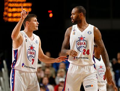 Иван Ухов и Амат М'Бай (фото: М. Сербин, cskabasket.com)