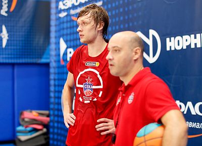 Никита Михайловский и Марко Величкович (фото: М. Сербин, cskabasket.com)