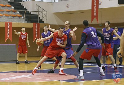 Александр Каун и Павел Коробков (фото: М. Сербин, cskabasket.com)