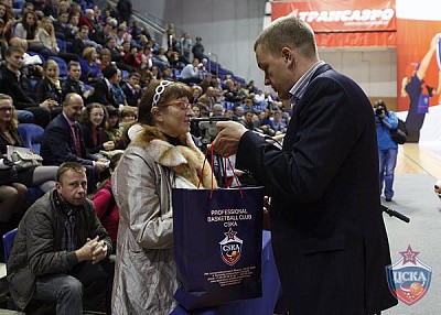 Андрей Ватутин вручает подарок представительнице сербской диаспоры в Москве (фото М. Сербин, cskabasket.com)