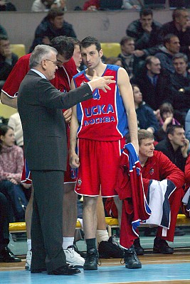 Ивкович корректирует игру Папалукаса  (фото Г.Филиппов, СЭ)
