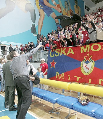 Президентский пиджак отправляется к болельщикам  (фото Т. Макеева)
