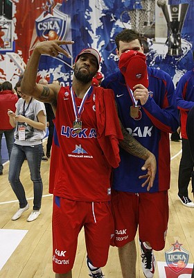 Аарон Джексон и Владимир Мицов (фото М. Сербин, cskabasket.com)