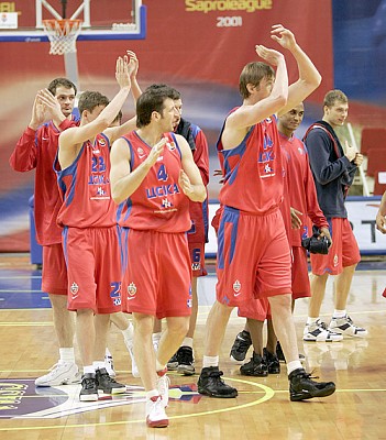 Команда благодарит своих болельщиков  (фото М. Сербин)