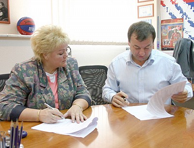 Стороны подписывают контракт (фото cskabasket.com)