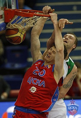 Андрей Воронцевич забивает сверху (фото М. Сербин, cskabasket.com)