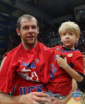 Рамунас Шишкаускас с сыном (фото Т. Макеева, cskabasket.com)