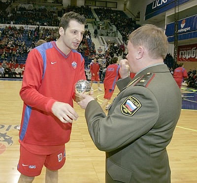 Теодорос Папалукас получает приз MVP января в Евролиге (фото М. Сербин)