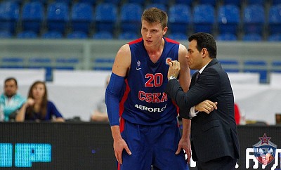 Андрей Воронцевич и Димитрис Итудис (фото: М. Сербин, cskabasket.com)