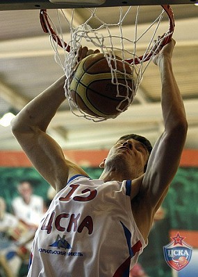 Никита Баринов забивает сверху (фото М. Сербин, cskabasket.com)