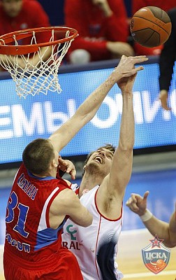 Виктор Хряпа сделал блок-шот (фото М. Сербин, cskabasket.com)