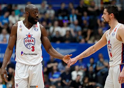 Тони Джекири и Антон Астапкович (фото: М. Сербин, cskabasket.com)