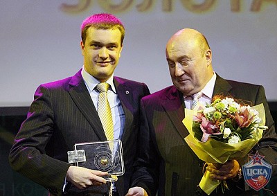 Сергей Чернов вручает приз Андрею Ватутину (фото М. Сербин, cskabasket.com)