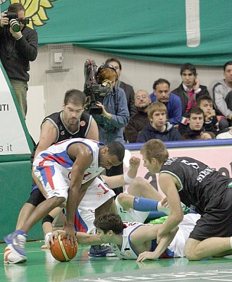 Никита Курбанов забирает мяч в жесткой борьбе (фото С. Макаров)
