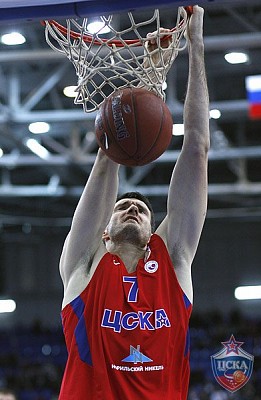 Дариуш Лавринович забивает сверху (фото М. Сербин, cskabasket.com)