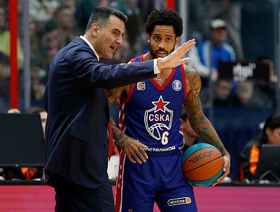 Андреас Пистиолис и Мело Тримбл (фото: М. Сербин, cskabasket.com)
