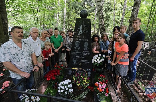 Установлен памятник Алексеевым