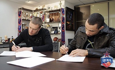 Андрей Ватутин и Траджан Лэнгдон (фото М. Сербин, cskabasket.com)