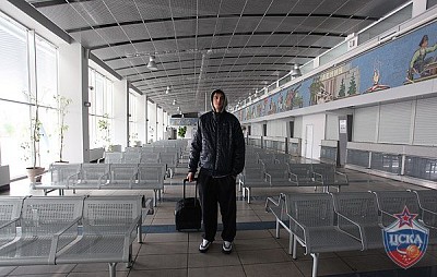 Алексей Швед в аэропорту (фото М. Сербин, cskabasket.com)