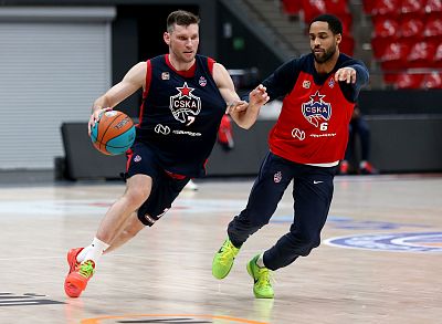 Иван Ухов и Мело Тримбл (фото: М. Сербин, cskabasket.com) 