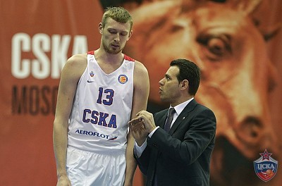 Димитрис Итудис и Иван Лазарев (фото: Т. Макеева, cskabasket.com)