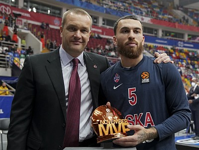 Andrey Vatutin and Mike James (photo: T. Makeeva, cskabasket.com)