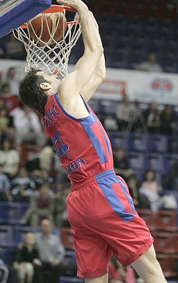Теодорос Папалукас забивает сверху (фото Т. Макеева)