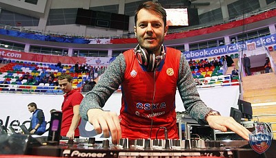 DJ Паша Кореец (фото М. Сербин, cskabasket.com)