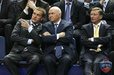 Андрей Ватутин, Юрий Лужков и Сергей Иванов (фото М. Сербин, cskabasket.com)