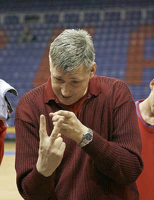 Андрей Мальцев - объяснение на пальцах (фото М. Сербин)
