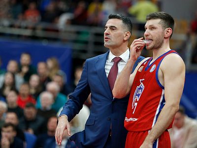 Андреас Пистиолис и Иван Ухов (фото: М. Сербин, cskabasket.com)