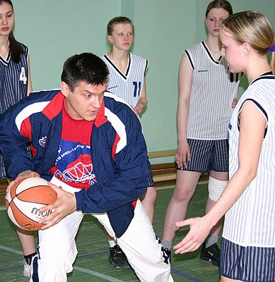 Евгений Пашутин учит технике паса (фото cskabasket.com)