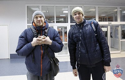 Evgeniy Voronov and Viktor Khryapa (photo M. Serbin, cskabasket.com)