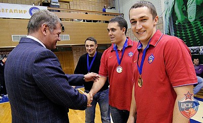 Дмитрий Шацков получает золотую медаль (фото И.Корженевский)