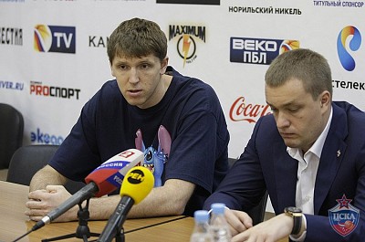 Виктор Хряпа и Андрей Ватутин (фото М. Сербин, cskabasket.com)