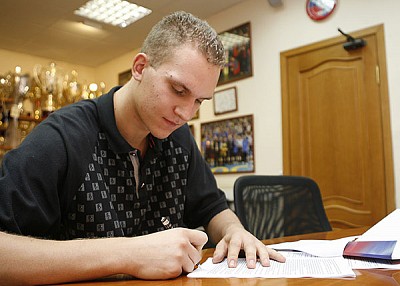 Анатолий Каширов подписывает пятилетний контракт с ПБК ЦСКА (фото М. Сербин)