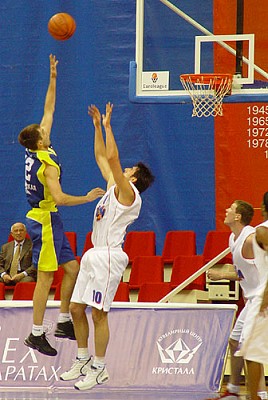 Вадеев не только набрал 16 очков, но и практически выключил из игры Хацивреттаса (фото Cskabasket.com)