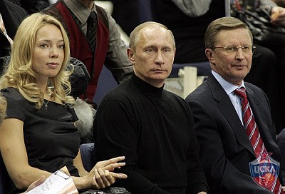 Илона Корстин, Владимир Путин и Сергей Иванов (фото Т. Макеева, cskabasket.com)