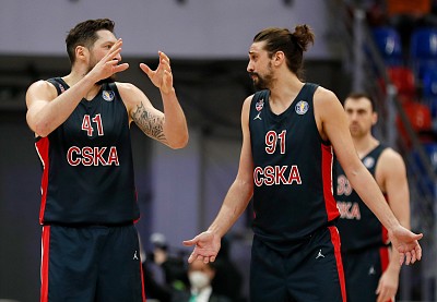 Alexey Shved and Nikita Kurbanov (photo: M. Serbin, cskabasket.com)