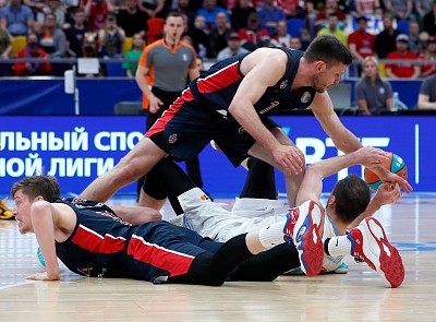 Йонас Йеребко и Иван Ухов (фото: М. Сербин, cskabasket.com)