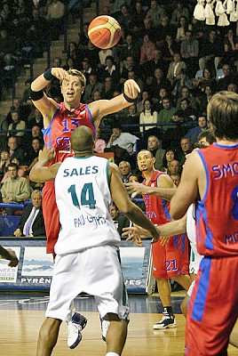 David Andersen passes the ball to Matjaz Smodis (photo cskabasket.com)