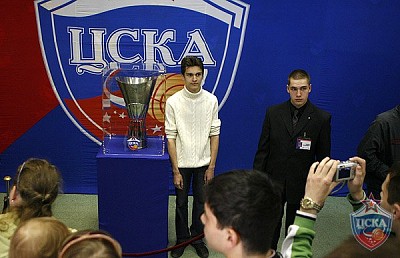 Photo with Cup (photo M. Serbin, cskabasket.com)