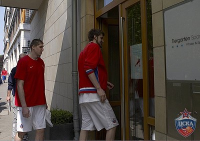 Виктор Хряпа и Артем Забелин (фото М. Сербин, cskabasket.com)