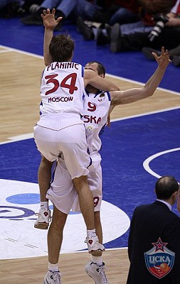 Зоран Планинич и Рамунас Шишкаускас (фото Ю. Кузьмин, cskabasket.com)